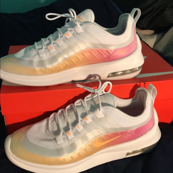 nike air max axis on feet